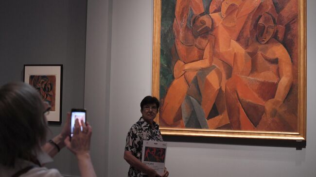 Посетительницы у картины Пабло Пикассо Три женщины