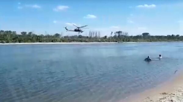 В Ростовской области вертолеты на предельной высоте пролетели над пляжем