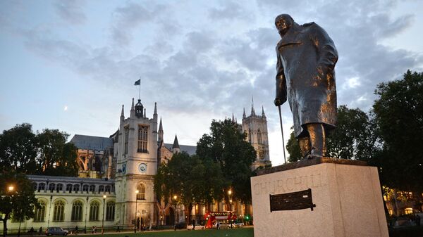 Памятник Уинстону Черчиллю на Парламентской площади Лондона