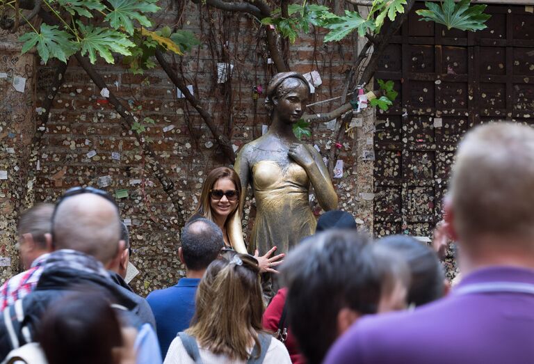 Туристы у статуи Джульетты в Вероне
