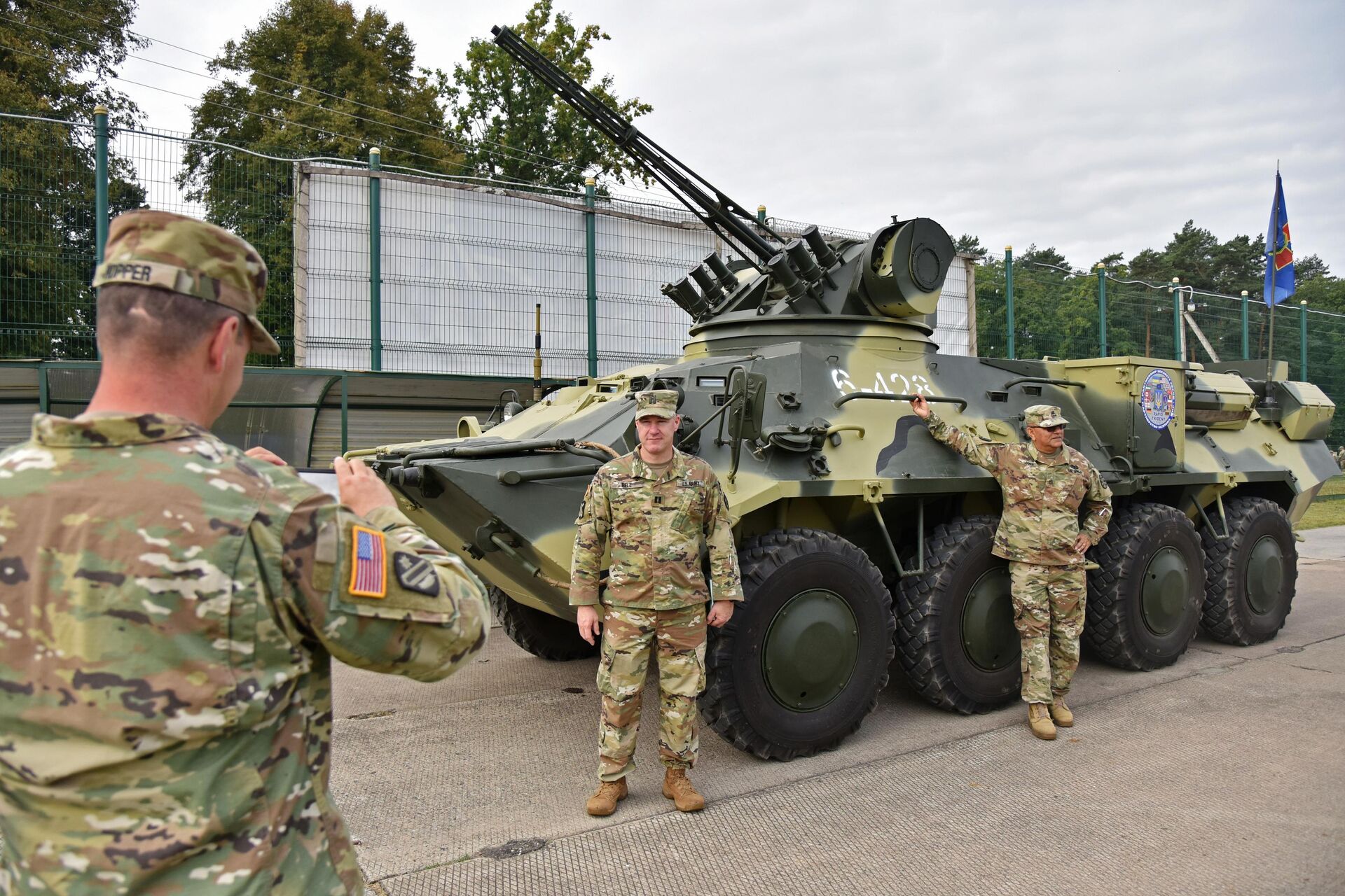 Военнослужащие армии США фотографируются у украинского бронетранспортёра БТР-3 на Яворовском полигоне во Львовской области - РИА Новости, 1920, 20.10.2020