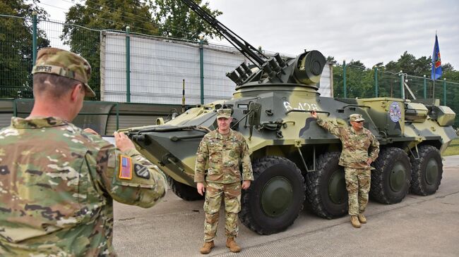 Военнослужащие армии США фотографируются у украинского бронетранспортёра БТР-3 на Яворовском полигоне во Львовской области