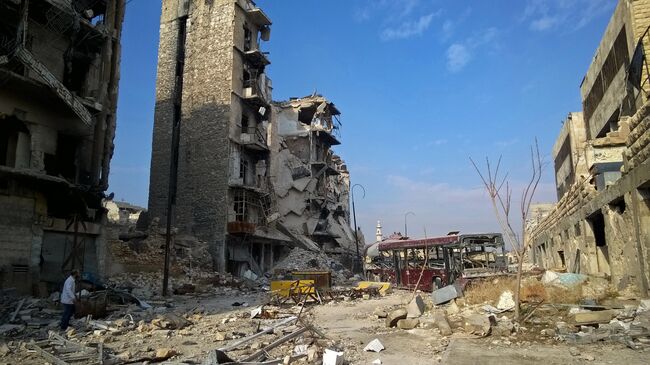 Здания, разрушенные в ходе боевых действий между правительственными войсками и боевиками в одном из районов восточной части сирийского Алепп