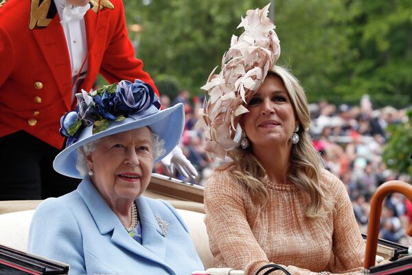 Королева Великобритании Елизавета II и королеваа-консорт Нидерландов Максима прибывают на ежегодные королевские скачки в Аскоте