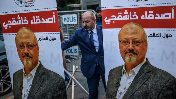 Плакаты с фотографией журналиста Джамаля Хашукджи у консульства Саудовской Аравии в Стамбуле