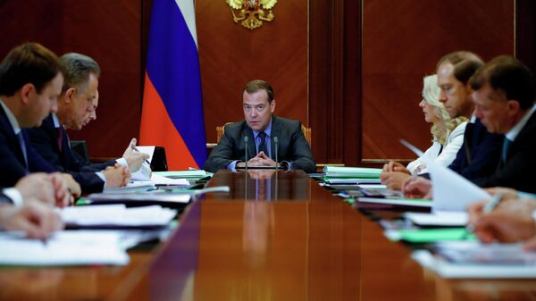 Председатель правительства РФ Дмитрий Медведев проводит совещание о достижении национальных целей развития России в сфере экономики и жилищном секторе