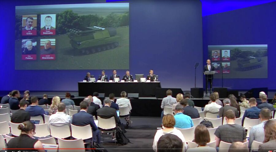 Члены совместной следственной группы во время заседания по делу о крушении Boeing MH17, которое произошло 17 июля 2014 года на востоке Донецкой области. 19 июня 2019
