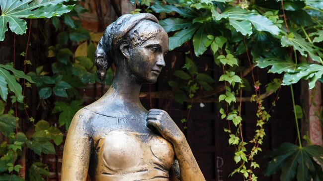 Статуя Джульетты Капулетти во дворе дома в Вероне, Венето