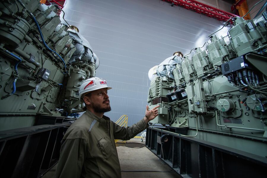 Главный строитель ССК Звезда Максим Калугин осматривает дизельные агрегаты для судна-снабжения
