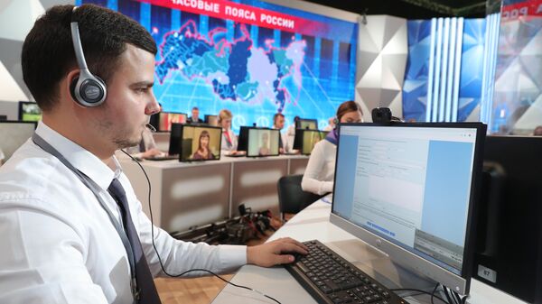 Сотрудник колл-центра в Гостином дворе принимает вопросы перед началом ежегодной специальной программы Прямая линия с Владимиром Путиным