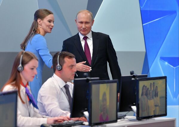 Президент РФ Владимир Путин перед началом ежегодной специальной программы Прямая линия с Владимиром Путиным