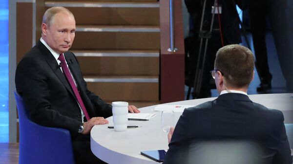 Президент РФ Владимир Путин во время ежегодной специальной программы Прямая линия с Владимиром Путиным