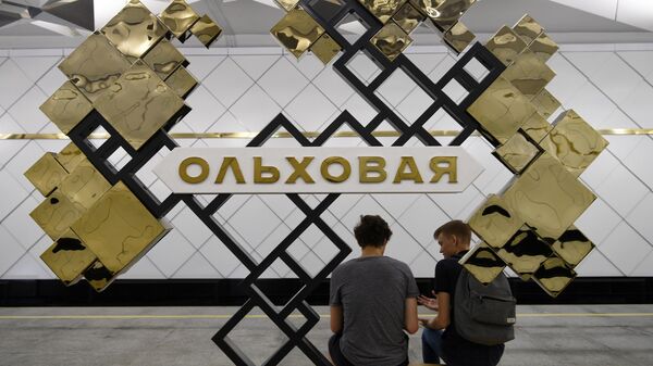 Пассажиры на станции метро Ольховая Сокольнической линии