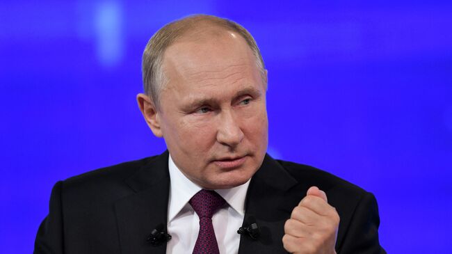 Президент РФ Владимир Путин отвечает на вопросы россиян во время ежегодной специальной программы Прямая линия с Владимиром Путиным