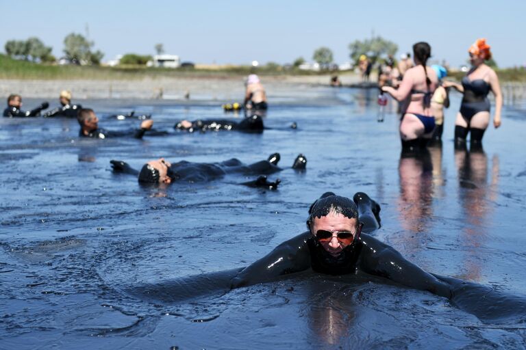 Отдыхающие принимают грязевые ванны на Чокракском озере в Крыму