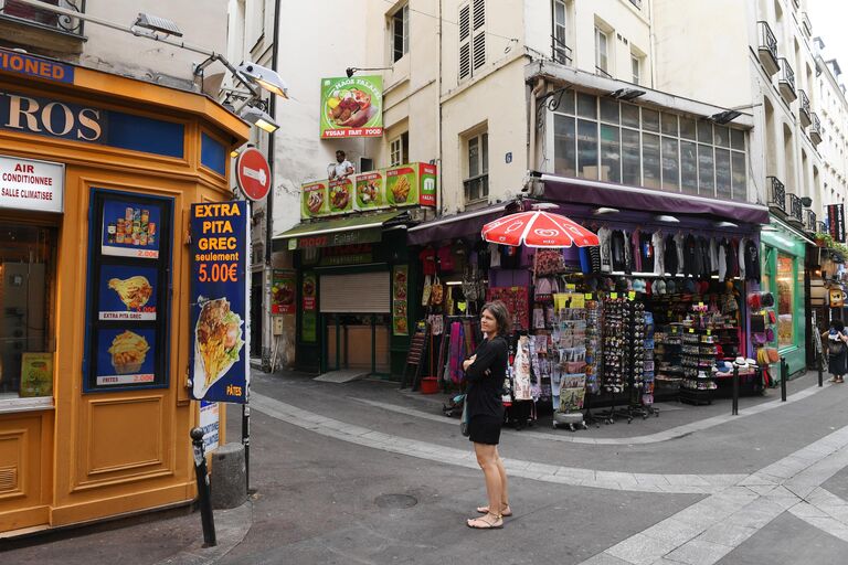 Женщина на улице латинского квартала Ла-Хюшет (Rue de la Huchette) в Париже