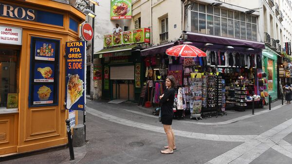 Женщина на улице латинского квартала Ла-Хюшет (Rue de la Huchette) в Париже
