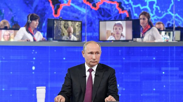 Президент Владимир Путин отвечает на вопросы россиян во время ежегодной прямой линии
