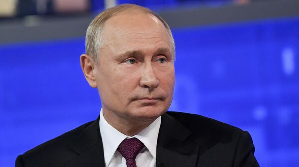 Президент РФ Владимир Путин отвечает на вопросы россиян во время ежегодной прямой линии