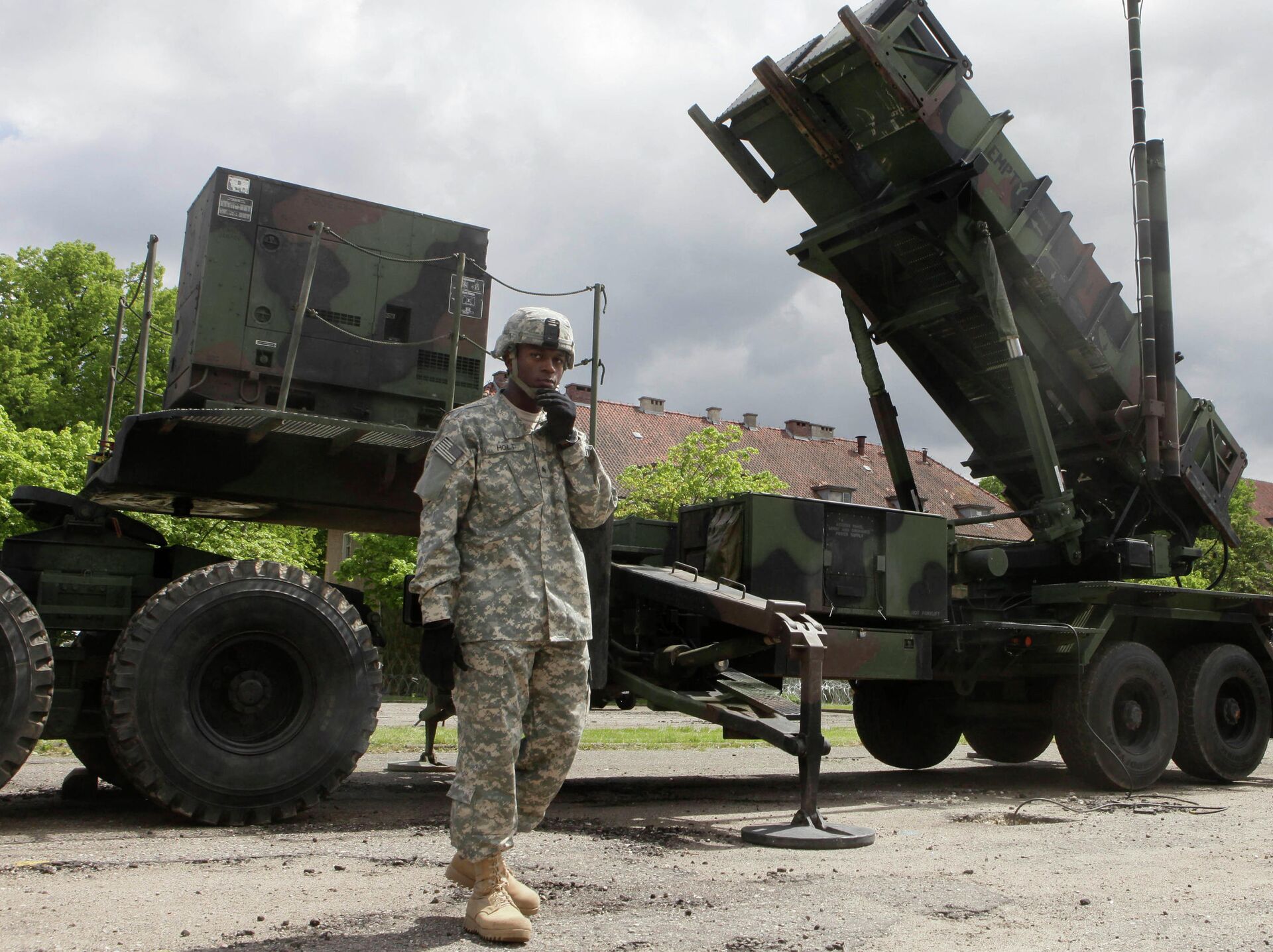 Американский военный стоит рядом с зенитно-ракетным комплексом Patriot на военной базе в Мораге, Польша - РИА Новости, 1920, 05.10.2020