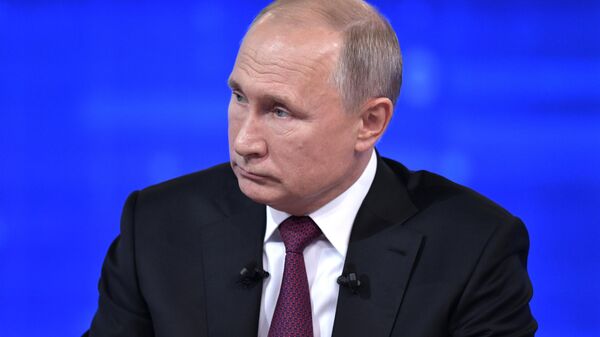 Президент РФ Владимир Путин отвечает на вопросы россиян во время ежегодной прямой линии. 20 июня 2019