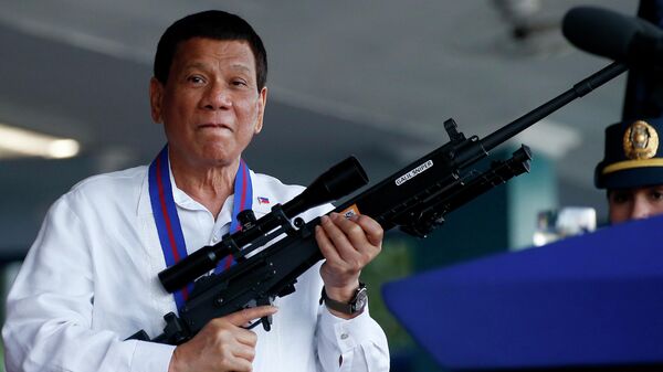 Президент Филиппин Родриго Дутерте с винтовкой Галиль