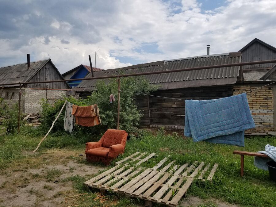 Во дворе одного из цыганских домов в поселке Чемодановка
