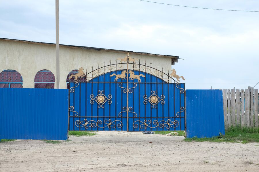 Ворота цыганского дома
