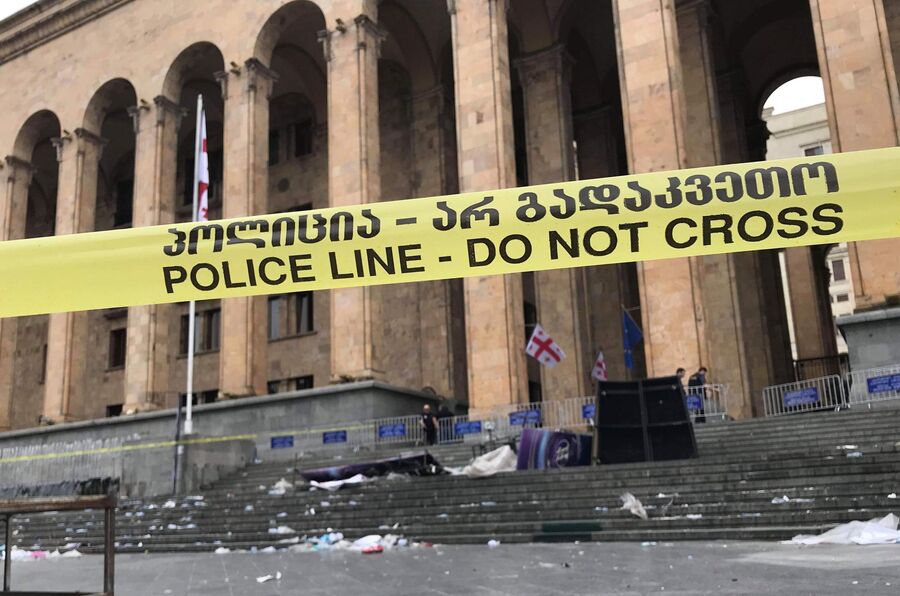 Площадь у здания парламента Грузии в Тбилиси, где ночью прошла акция протеста