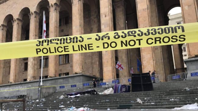 Площадь у здания парламента Грузии в Тбилиси, где ночью прошла акция протеста