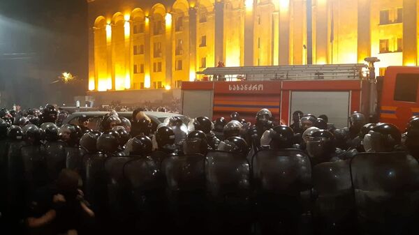 Сотрудники полиции во время акции протеста у здания парламента Грузии в Тбилиси
