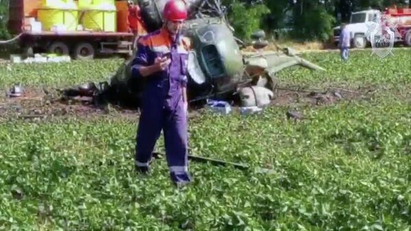 Сотрудник МЧС РФ у разбившегося вертолета Ми-2 в Краснодарском крае. 21 июня 2019