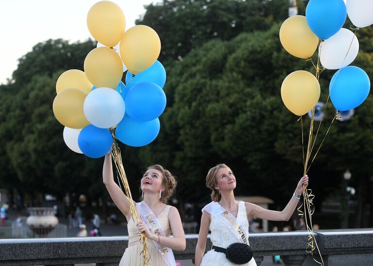 Выпускники российских школ на празднике выпускников Московский выпускной в Центральном парке культуры и отдыха имени Горького в Москве