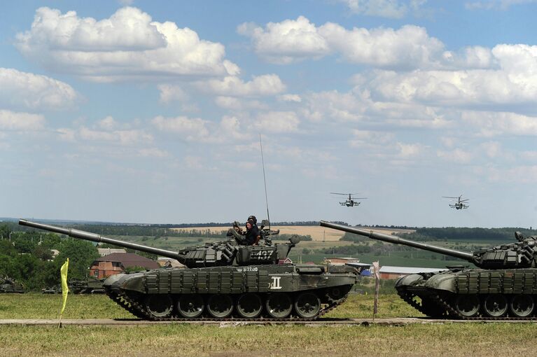 Танки Т72Б3 на сводной тренировке динамического показа боевых возможностей вооружения и военной техники с авиацией в рамках предстоящего Международного военно-технического форума Армия-2019