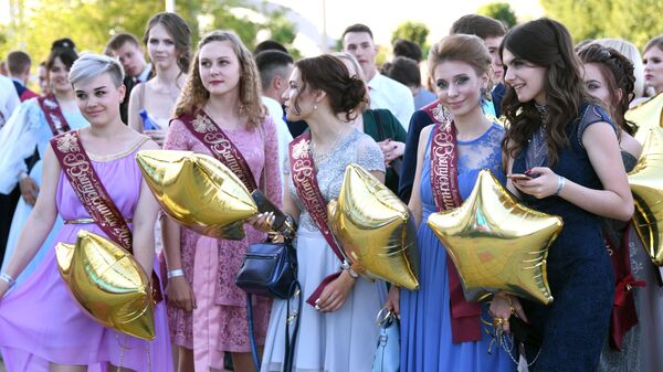 Выпускницы во время празднования школьного выпускного в Чите