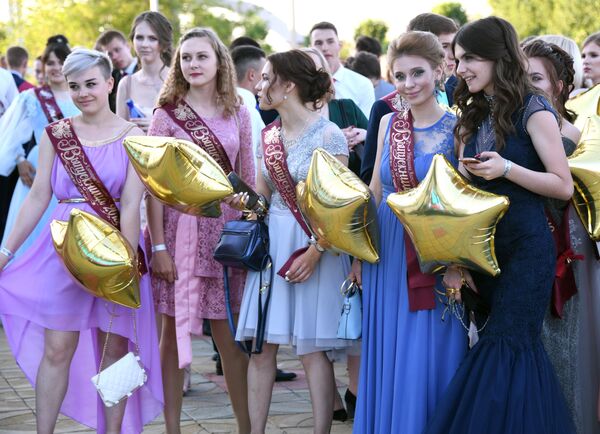 Выпускницы во время празднования школьного выпускного в Чите