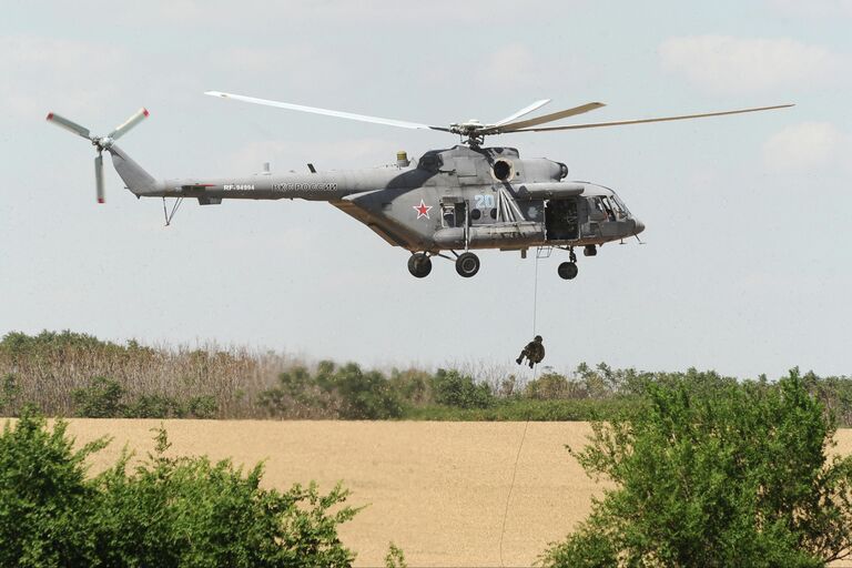 Вертолет Ми-8 совершает полет на сводной тренировке динамического показа боевых возможностей вооружения и военной техники с авиацией в рамках предстоящего Международного военно-технического форума Армия-2019 в парке Патриот