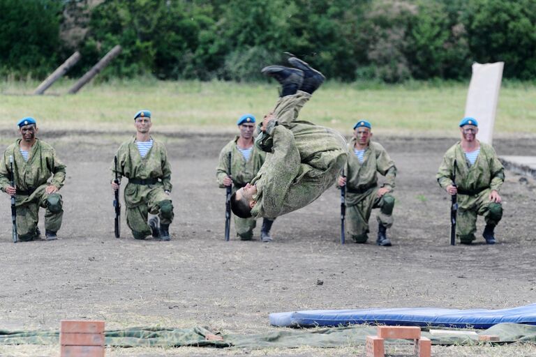 Военнослужащие на сводной тренировке динамического показа боевых возможностей в рамках предстоящего Международного военно-технического форума Армия-2019 в парке Патриот