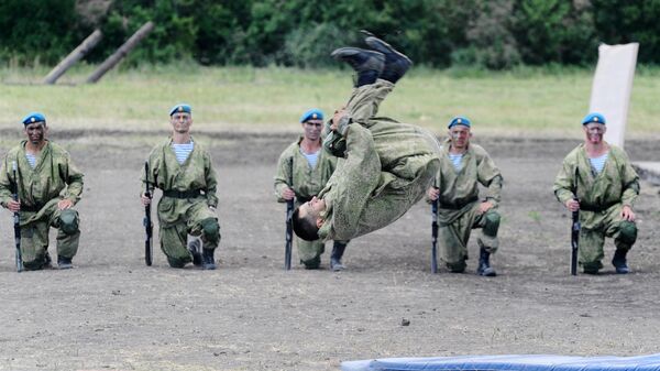 Военнослужащие на сводной тренировке динамического показа боевых возможностей в рамках предстоящего Международного военно-технического форума Армия-2019 в парке Патриот