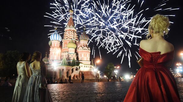 Выпускницы российских школ во время праздничного салюта на Красной площади