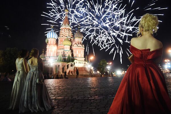 Выпускницы российских школ во время праздничного салюта на Красной площади