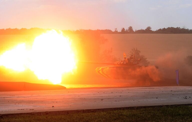 Танк Т72Б3 на сводной тренировке динамического показа боевых возможностей вооружения и военной техники с авиацией в рамках предстоящего Международного военно-технического форума Армия-2019 в военно-патриотическом парке Патриот