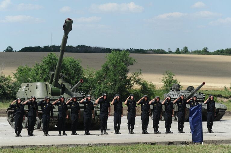 Экипажи у самоходной артиллерийской установки 2СЗМ Акация на сводной тренировке динамического показа боевых возможностей вооружения и военной техники с авиацией в рамках предстоящего Международного военно-технического форума Армия-2019 в парке Патриот 