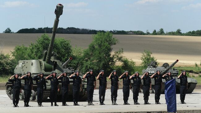 Экипажи у самоходной артиллерийской установки 2СЗМ Акация на сводной тренировке динамического показа боевых возможностей вооружения и военной техники с авиацией в рамках предстоящего Международного военно-технического форума Армия-2019 в парке Патриот 