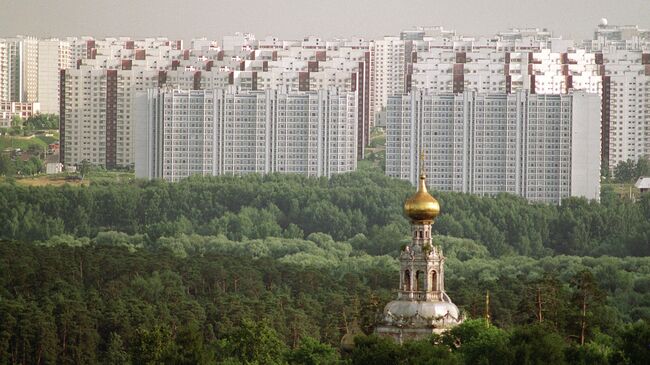 Троицкая церковь (ХVII век) усадьбы Троицкое-Лыково и жилые многоэтажные дома Москвы