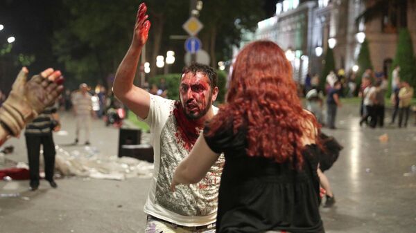 Мужчина, пострадавший во время акции протеста у здания парламента Грузии в Тбилиси
