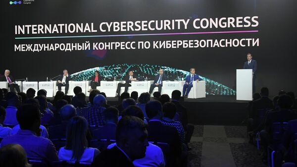 Председатель правительства РФ Дмитрий Медведев выступает на международном конгрессе по кибербезопасности. 21 июня 2019
