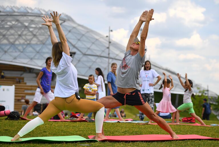 Участники проекта 365YogaDay во время V Международного фестиваля йоги в парке Зарядье