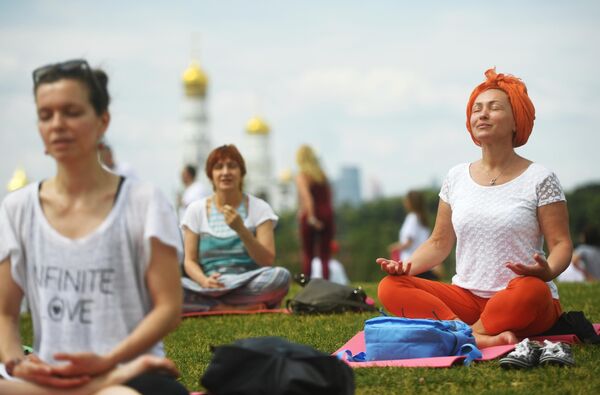 На занятии по тантра йоге во время V Международного фестиваля йоги в парке Зарядье