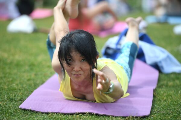 Участница на мастер классе Практика в потоке с элементами Универсальной Йоги центра йоги Yoga Room во время V Международного фестиваля йоги в парке Зарядье